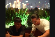 小哥心情不错，亚马尔放松恢复期间造访“撒盐哥”餐厅