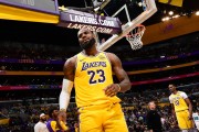 👀詹姆斯今日三分9中0追平生涯最差纪录，最近三场三分合计15中0